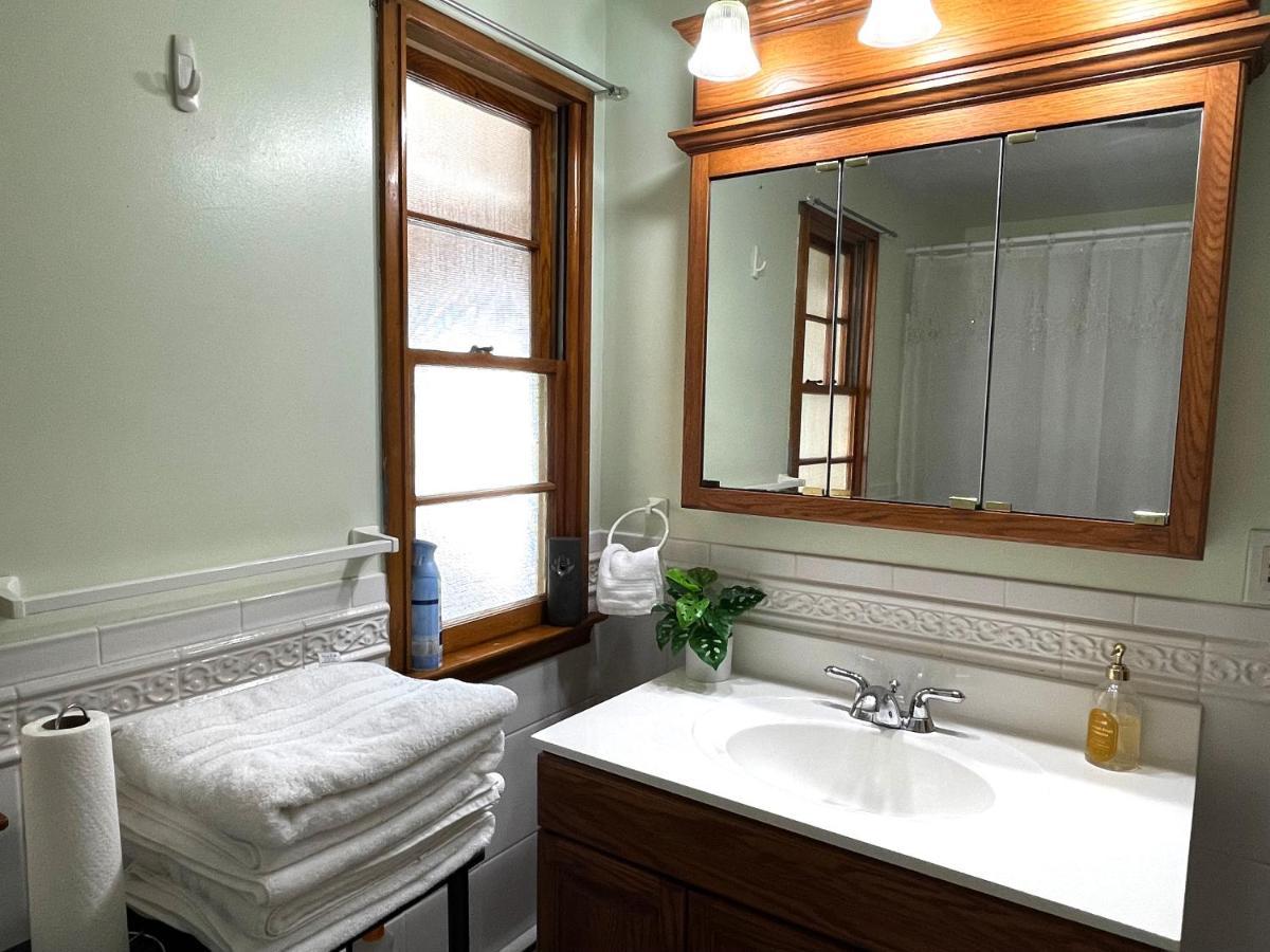 Entire Home In Buffalo - 6 Guests 3 Bedroom 1 Bath - Convenient Location - 25Min To Niagara Falls מראה חיצוני תמונה